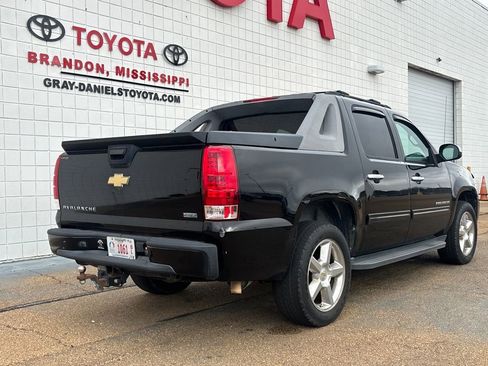Used 2011 Chevrolet Avalanche LS w/ Regional Value Package image 4
