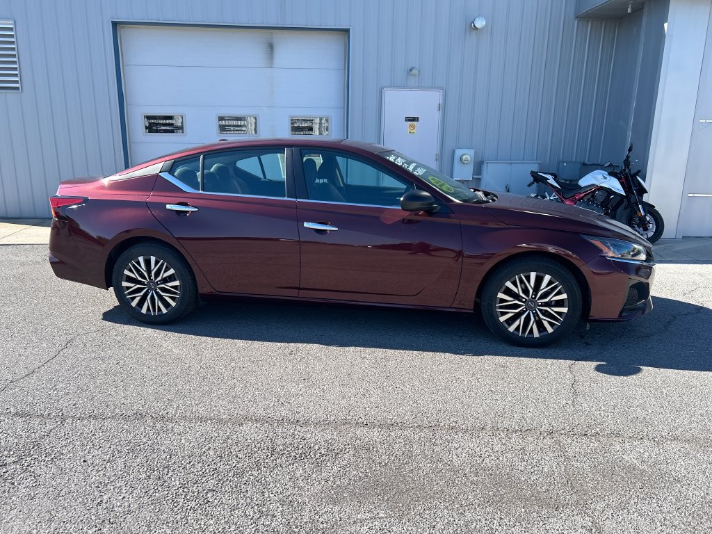 Used 2025 Nissan Altima 2.5 SV FWD image 8