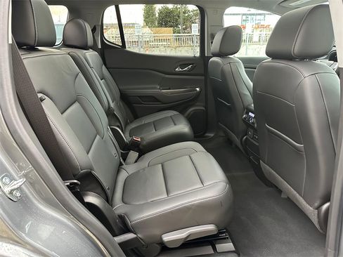 Used 2022 GMC Acadia SLT w/ Elevation Edition image 12