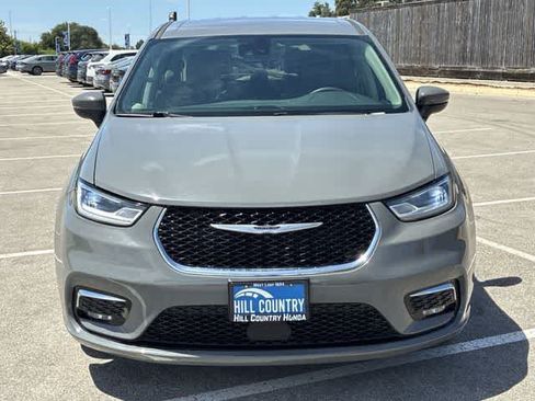 Used 2023 Chrysler Pacifica Touring-L FWD image 9