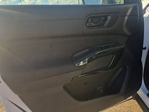 New 2025 Nissan Pathfinder SV w/ Black Appearance Package image 12