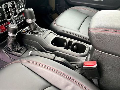 Used 2025 Jeep Gladiator Rubicon AWD/4WD image 19