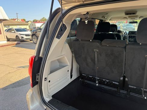 Used 2016 Dodge Grand Caravan SXT image 49