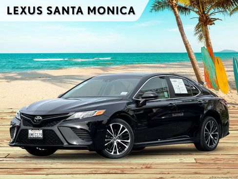 Used 2018 Toyota Camry SE image 1