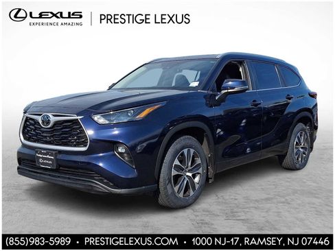 Used 2023 Toyota Highlander XLE AWD/4WD image 1