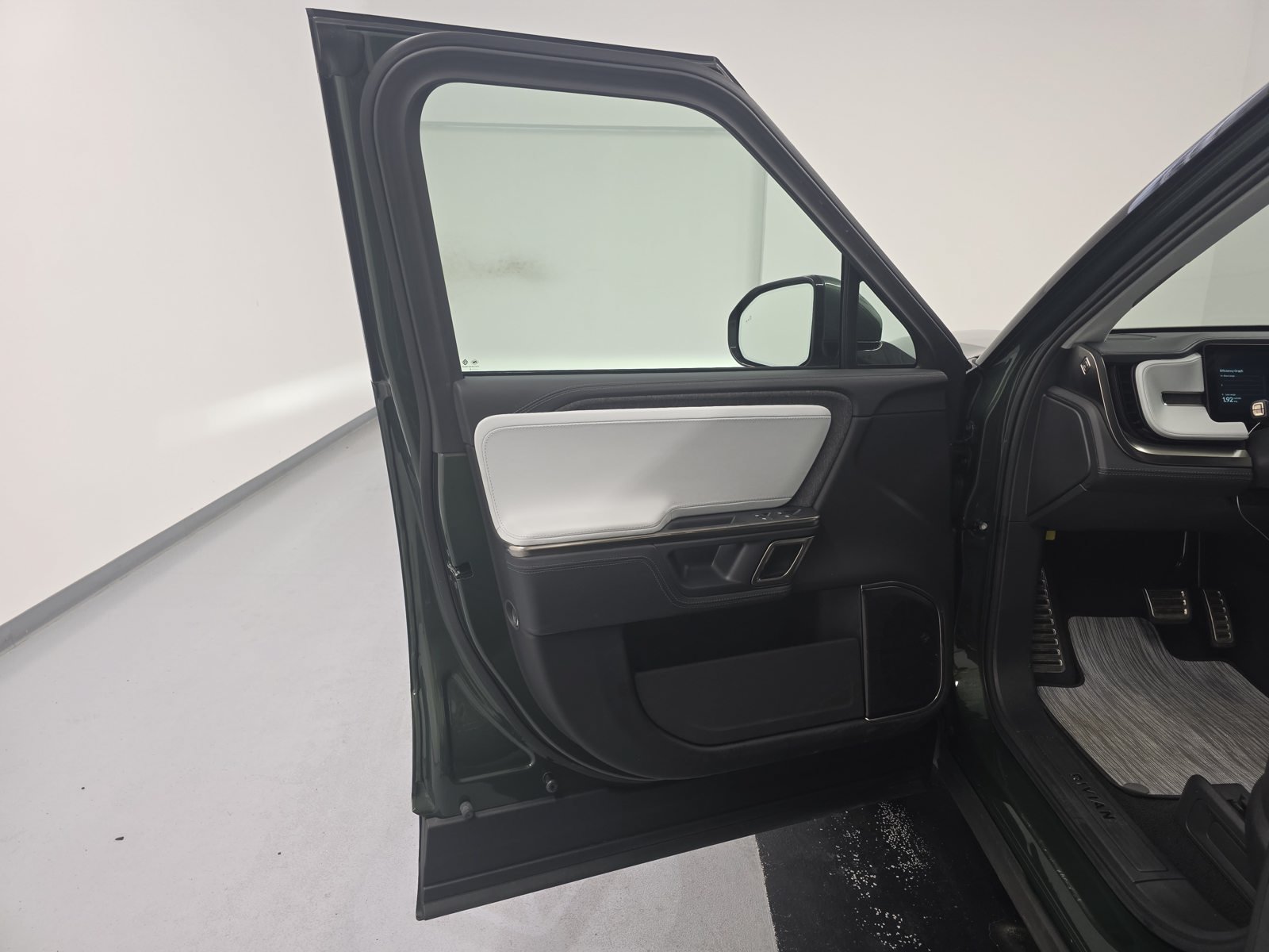 Used 2024 Rivian R1S Adventure Dual AWD/4WD image 16