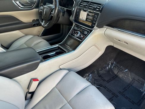 Used 2017 Lincoln Continental Select image 18