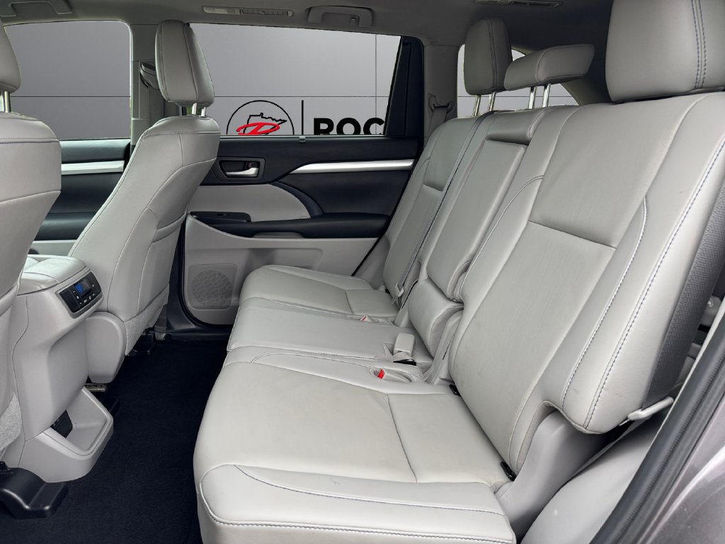 Used 2019 Toyota Highlander XLE AWD/4WD image 18