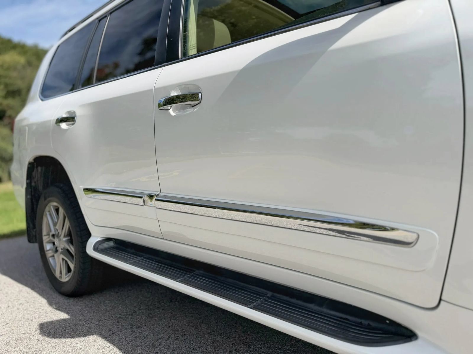 Used 2013 Lexus LX 570 4WD w/ Luxury Pkg image 31