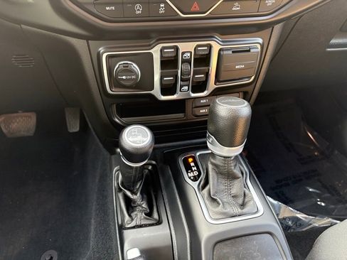 Used 2022 Jeep Gladiator Sport AWD/4WD image 22