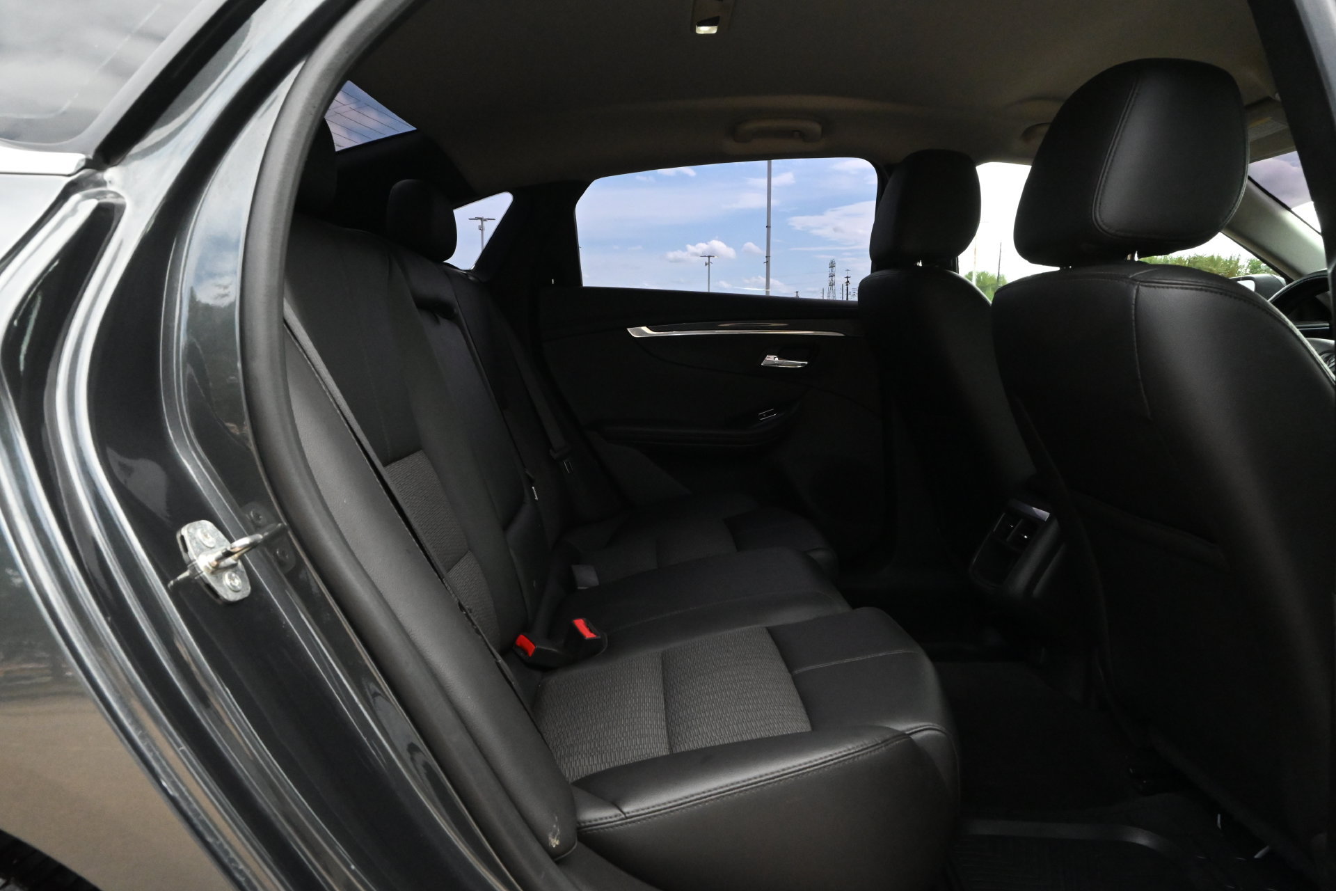 Used 2019 Chevrolet Impala LT FWD image 21