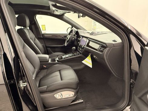 Certified 2025 Porsche Macan image 39