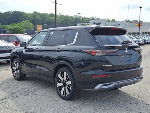 New 2025 Mitsubishi Outlander SE image 3