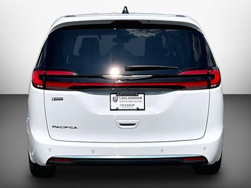Used 2024 Chrysler Pacifica Touring-L FWD image 7