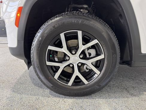 Used 2025 Jeep Grand Cherokee Limited image 25