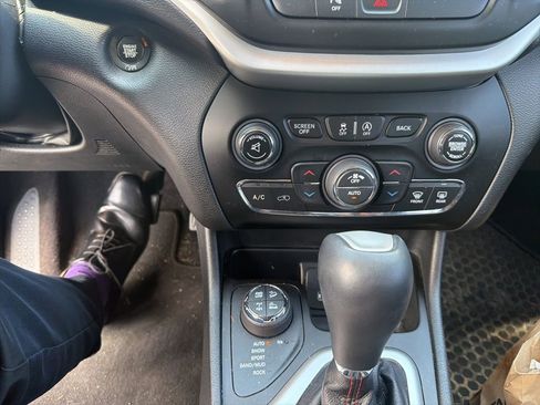 Used 2017 Jeep Cherokee Trailhawk w/ Comfort/Convenience Group image 5