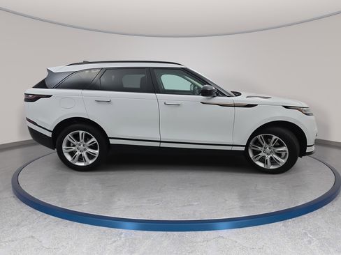Used 2023 Land Rover Range Rover Velar R-Dynamic S image 4