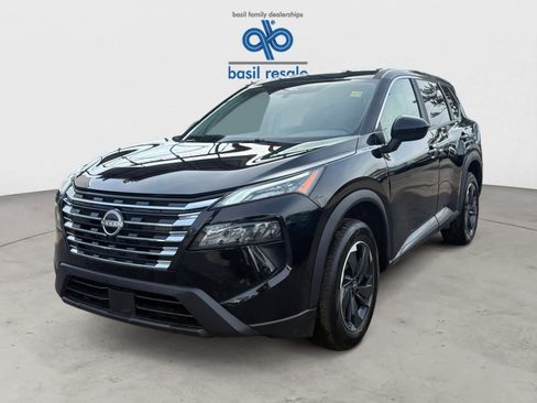 Used 2025 Nissan Rogue SV image 2