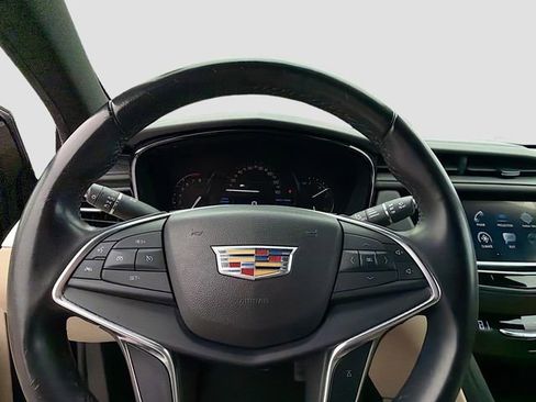 Used 2018 Cadillac XT5 AWD image 11