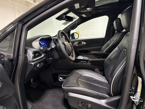 Used 2025 Chrysler Pacifica Limited FWD image 21