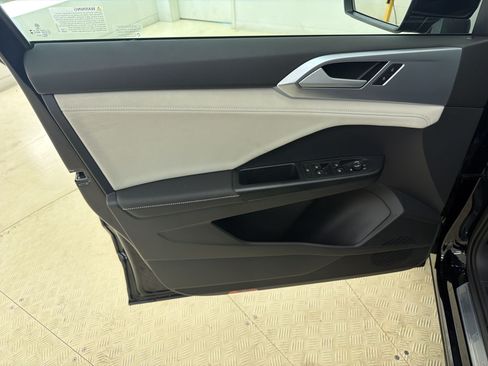 Used 2025 Volkswagen Taos SE w/ Panoramic Sunroof Package FWD image 20
