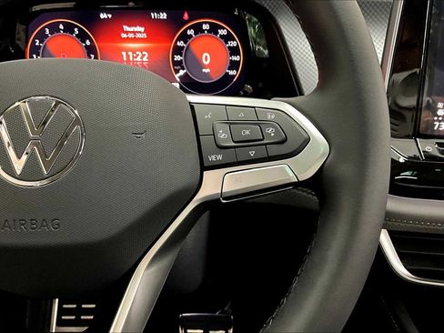 New 2025 Volkswagen Atlas Peak Edition SE image 18