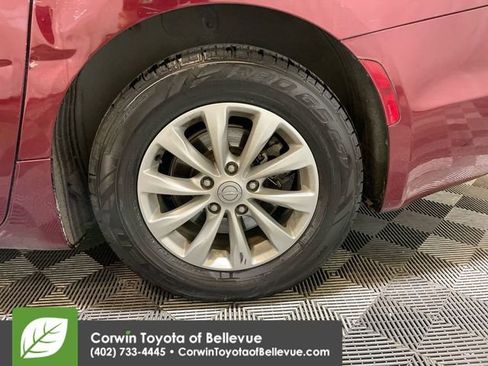 Used 2017 Chrysler Pacifica Touring-L image 23