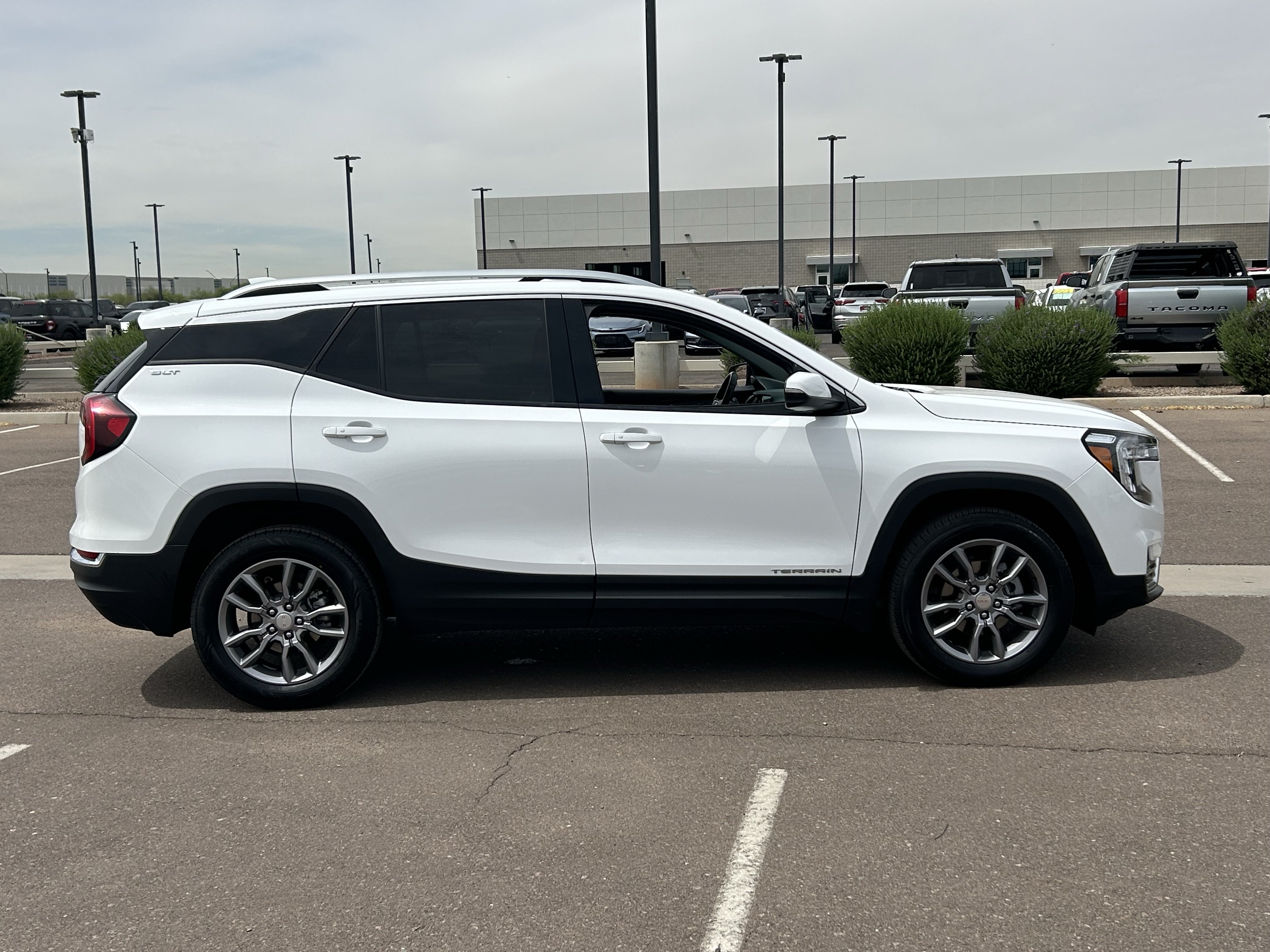Used 2024 GMC Terrain SLT AWD/4WD image 6