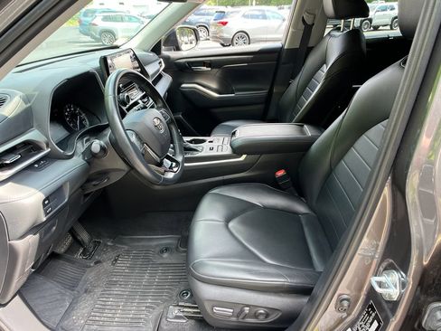 Used 2021 Toyota Highlander XLE AWD/4WD image 10