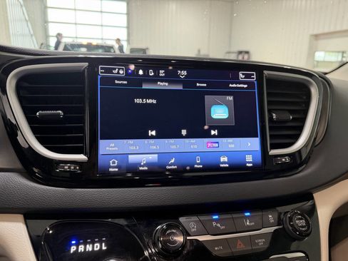 Used 2024 Chrysler Pacifica Touring-L FWD image 11