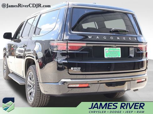 Used 2024 Jeep Wagoneer Series II w/ Flexible Seating Group RWD image 3