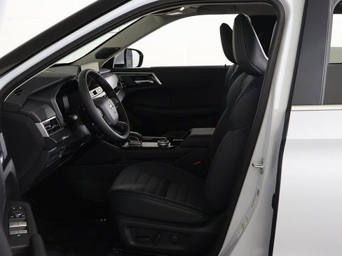 New 2025 Mitsubishi Outlander SE image 28