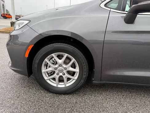 Used 2022 Chrysler Pacifica Touring-L image 23