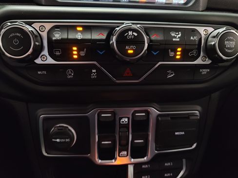 Used 2020 Jeep Wrangler Unlimited Sahara AWD/4WD image 19