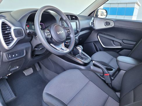 Used 2025 Kia Soul LX w/ LX Technology Package FWD image 9