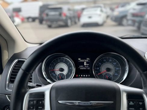 Used 2015 Chrysler Town & Country Touring FWD image 25