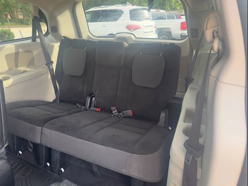 Used 2019 Dodge Grand Caravan SE w/ UConnect Hands-Free Group FWD image 14