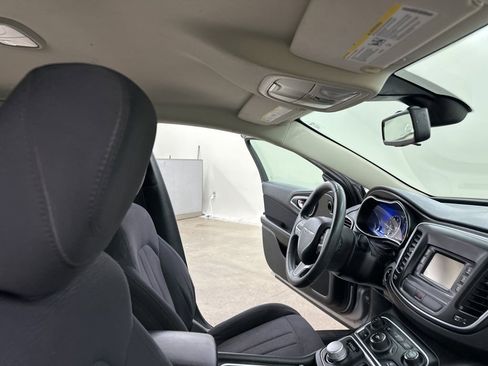 Used 2015 Chrysler 200 Limited image 21