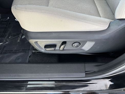 Used 2025 Nissan Rogue SV image 23