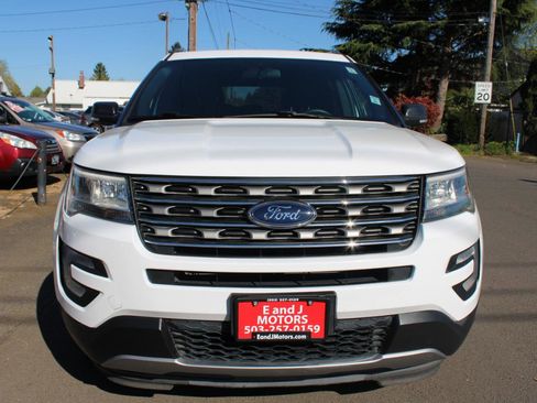 Used 2017 Ford Explorer XLT image 2