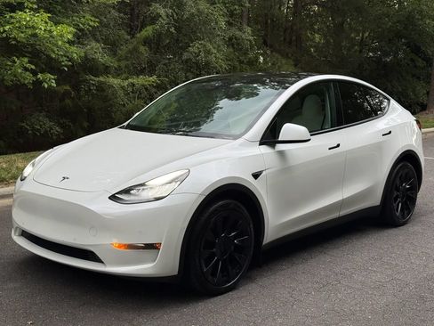 Used 2022 Tesla Model Y Long Range AWD/4WD image 1