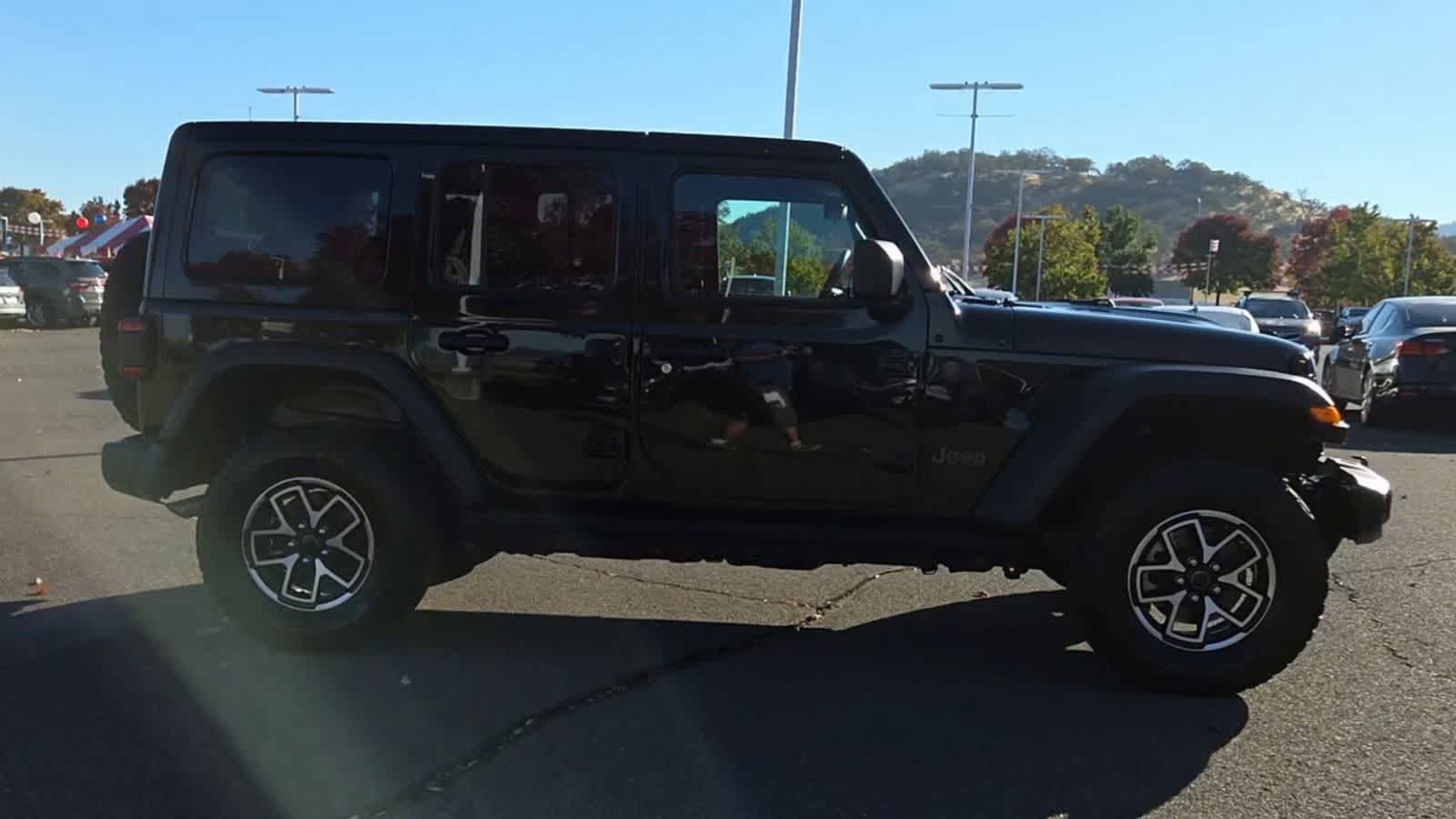 Used 2025 Jeep Wrangler Unlimited Rubicon AWD/4WD image 9
