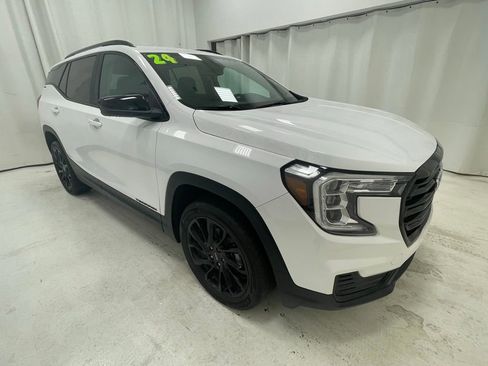 Used 2024 GMC Terrain SLE w/ Elevation Edition AWD/4WD image 3