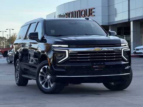 Used 2025 Chevrolet Suburban LT image 3