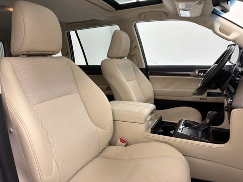 Used 2023 Lexus GX 460 Premium w/ Accessory Package AWD/4WD image 31