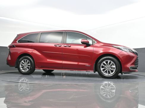 Used 2021 Toyota Sienna XLE image 41