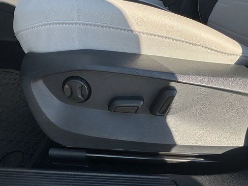 Used 2025 Volkswagen Taos SE w/ Panoramic Sunroof Package image 20