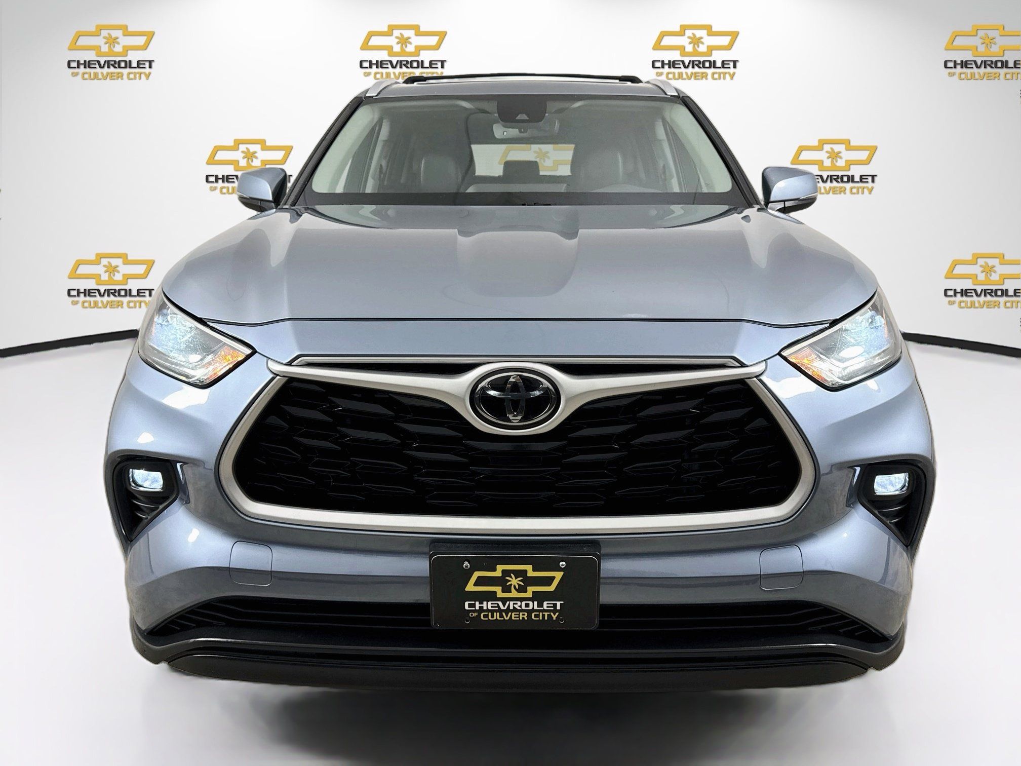 Used 2023 Toyota Highlander XLE FWD image 2