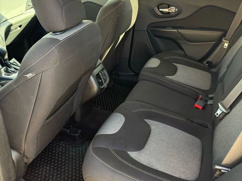 Used 2017 Jeep Cherokee Sport w/ Cold Weather Group image 7