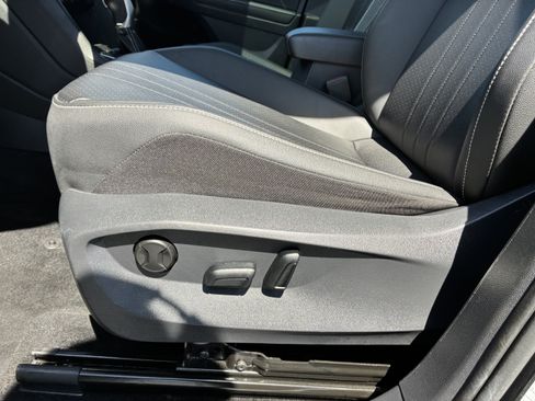 Used 2024 Volkswagen Tiguan SE image 25